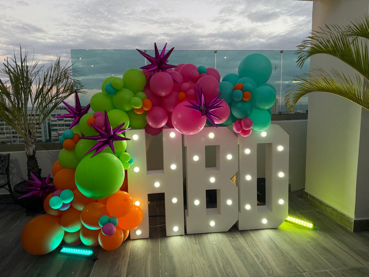 Fiesta de cumpleaños decorada por TGJ Eventos - Montaje temático y colorido para celebraciones